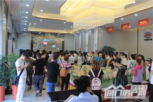 细心聆听置业顾问的讲解.jpg