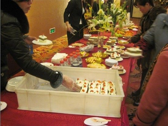 会议准备了大量的冷餐给参加购铺的朋友