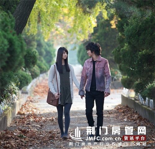 荆门长龙·中央公园——男女牵手图片