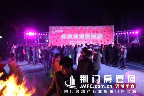 荆门房管网实拍碧波春城晚会图