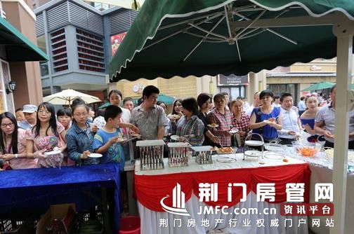 金街样板段排队的人群