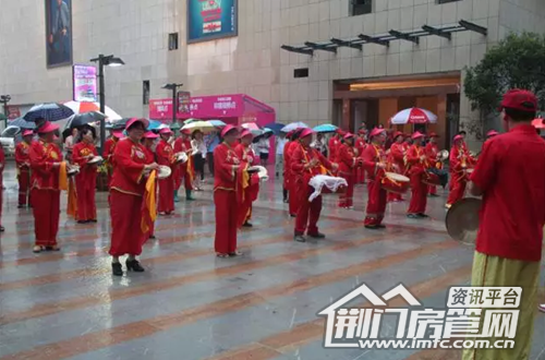 华铭广场美食城隆重开市