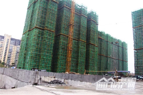 碧波春城二期工程全面封顶.jpg