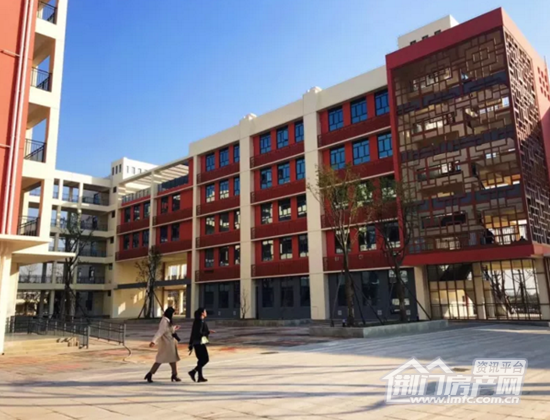 龙泉中学南校实景照