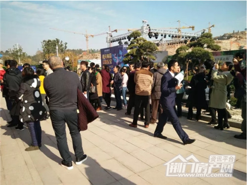 270828297翡翠·公馆魔幻秀表演现场.jpgd45f8369f9972.jpg